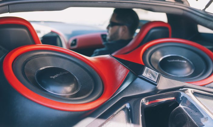 Auto doppel subwoofer ins wohnzimmer